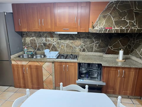 Coffee/tea facilities, Kitchen or kitchenette, minibar, stove