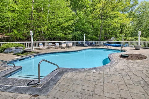 Cozy Jackson Condo with Mtn Views and Pool Access! Condominio in Glen