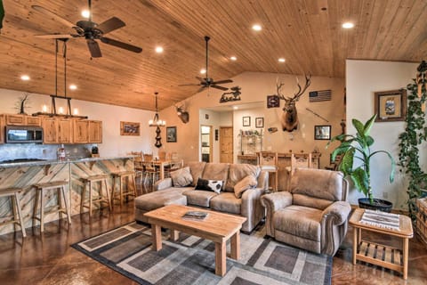 Stunning Home with Fire Pit, 11 Mi to Mt Yale! Maison in Buena Vista