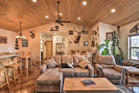 Stunning Home with Fire Pit, 11 Mi to Mt Yale! Casa in Buena Vista
