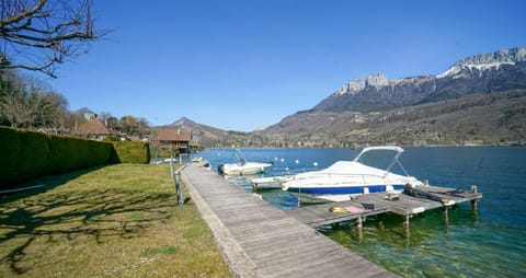 Les pieds dans l'eau! House in Talloires