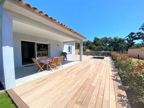 Villa deux chambres avec piscine chauffee proche des plages Villa in Zonza