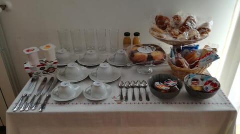 Food and drinks, Food, Breakfast, Continental breakfast