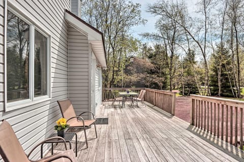 Rustic Poconos Home with Grill Steps to Beach! Haus in Tunkhannock Township