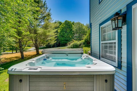 Chic Dover Home with Hot Tub 1 Mi to Golf! Maison in West Dover