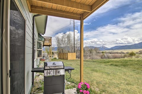 Airy Emigrant Townhome with Sweeping Mtn Views! House in Emigrant