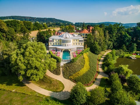 Property building, Day, Natural landscape, Bird's eye view, Lake view, Mountain view, Pool view, Swimming pool