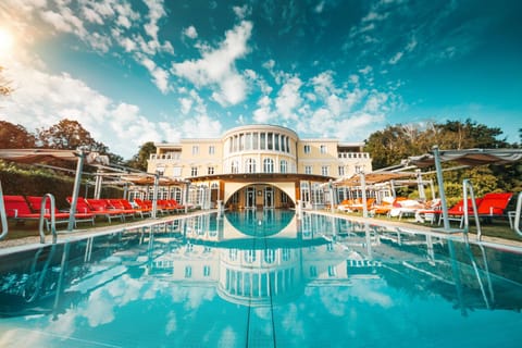 Property building, Day, Pool view, Swimming pool, sunbed