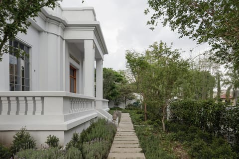 Property building, Facade/entrance, Garden