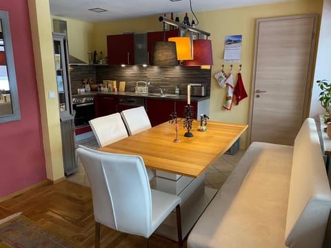 Kitchen or kitchenette, Dining area