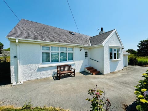 TIRNANT- 3 Bed - GROUND FLOOR ROOMS -DOG FRIENDLY House in Trearddur Bay