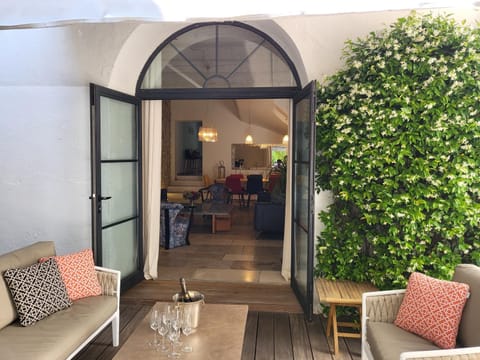 Patio, Balcony/Terrace, Living room, Seating area