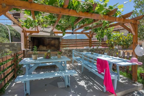 Patio, BBQ facilities