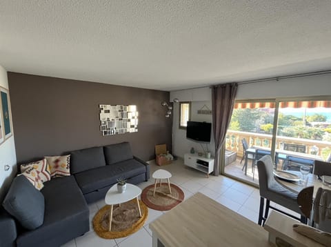 Communal lounge/ TV room, View (from property/room), Balcony/Terrace, Living room, Seating area, Dining area, Sea view