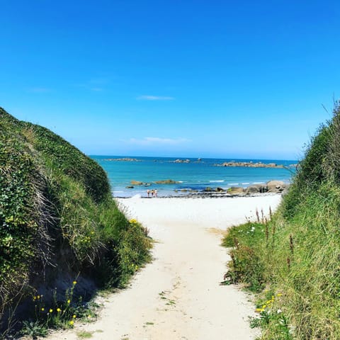 Maison neuve à 350m de la plage La casa Sovaïna House in Cléder