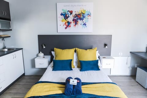 Bed, Decorative detail, Bedroom, towels