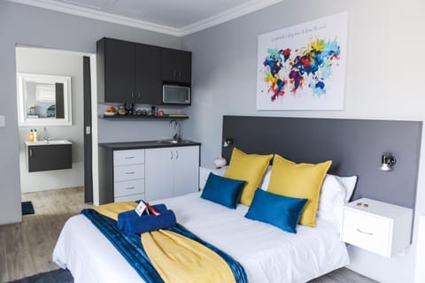 Bed, Coffee/tea facilities, Living room, Bedroom, microwave, wardrobe