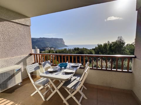 Day, Natural landscape, View (from property/room), Balcony/Terrace, Dining area, Mountain view, Sea view