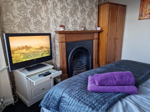 Bed, TV and multimedia, Photo of the whole room, Bedroom, towels