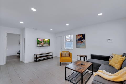 Design District! 4Bd 3Bth with Parking10-min to Beach House in Miami