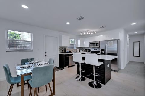 Design District! 4Bd 3Bth with Parking10-min to Beach Haus in Miami