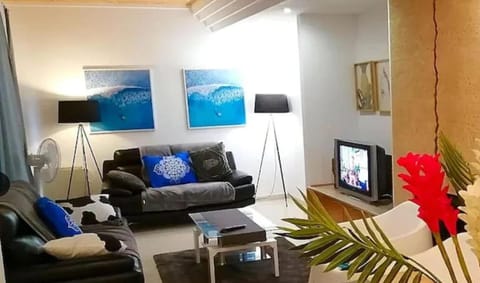 Communal lounge/ TV room, TV and multimedia, Living room, Seating area, Evening entertainment