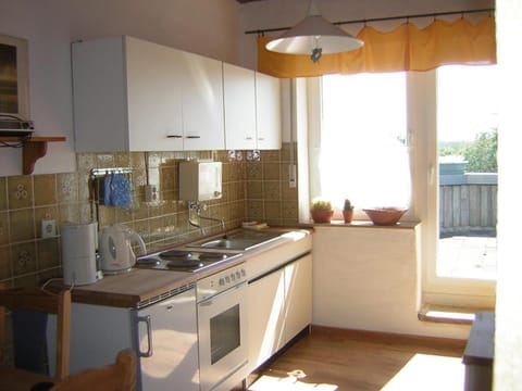 Coffee/tea facilities, Kitchen or kitchenette, oven, stove