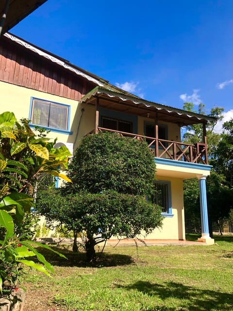 Acogedora Casa Rural en plena naturaleza frente al Río con piscina Bonao House in La Vega Province