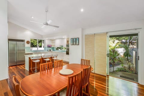 2 Naiad Court Rainbow Shores. Walk to beach. Pets welcome. Wifi House in Rainbow Beach