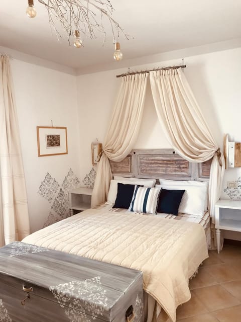 Bed, Photo of the whole room, Decorative detail, Bedroom