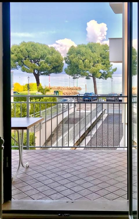 View (from property/room), Balcony/Terrace, Lake view