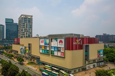 Property building, Nearby landmark, Neighbourhood, City view, Street view