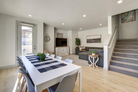 Chic Sun-Soaked Townhome 42 Mi to Zion Natl Park Haus in Washington