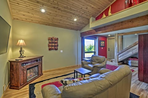 Picturesque Port Angeles Cabin with Fire Pit! Casa in Olympic National Park