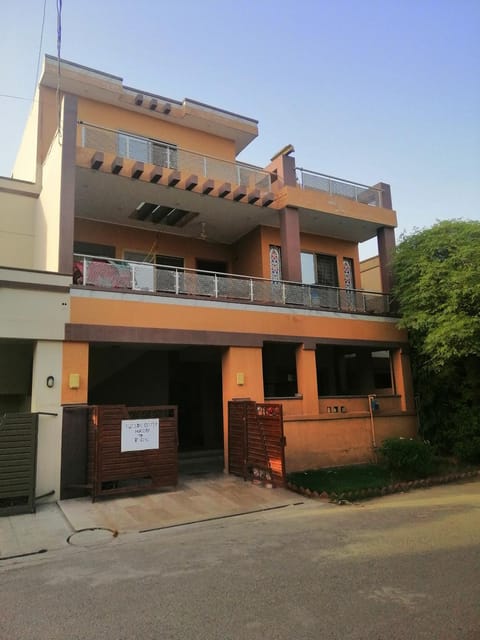 Full Private House Floor with Lounge & Balcony - Townhouse - Homestay Condominio in Lahore