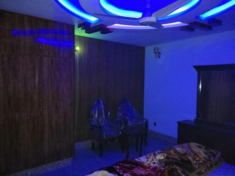 Full Private House Floor with Lounge & Balcony - Townhouse - Homestay Condo in Lahore