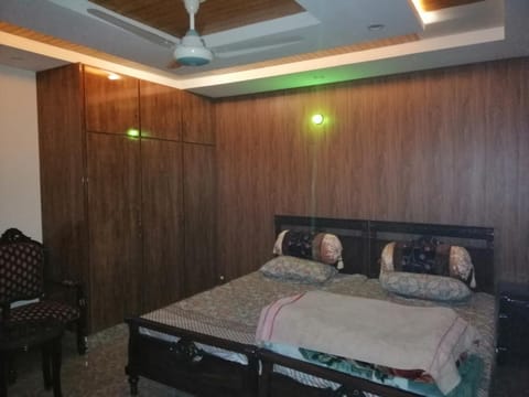 Full Private House Floor with Lounge & Balcony - Townhouse - Homestay Copropriété in Lahore