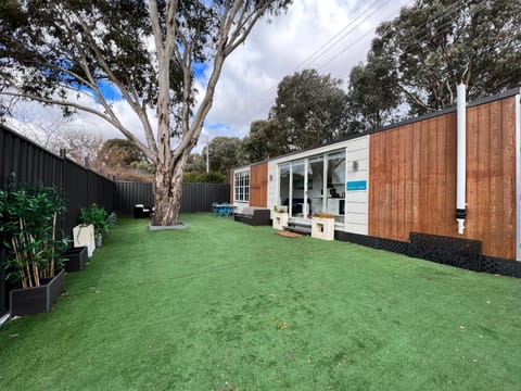 Tiny House in Belconnen 1BR Self Contained Wine House in Canberra