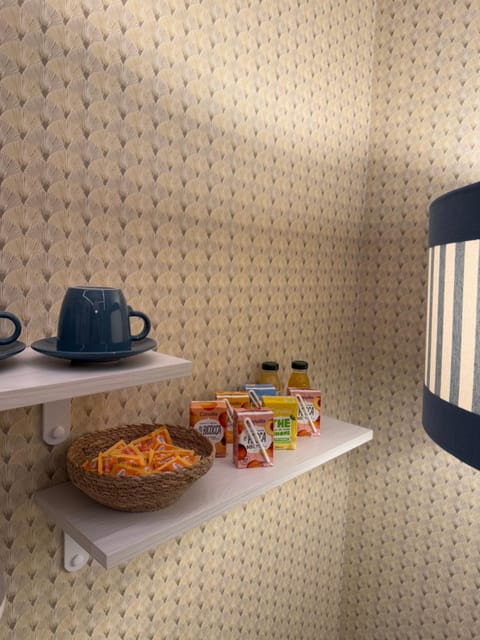 Coffee/tea facilities, Food and drinks