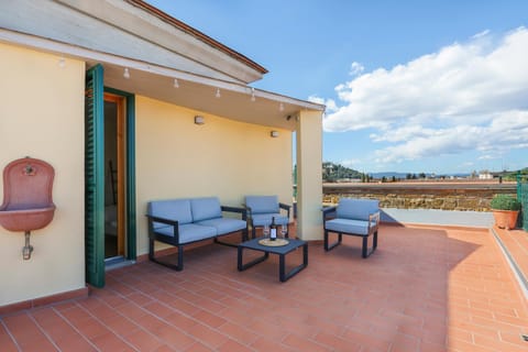 Penthouse with big terrace in Oltrarno Apartment in Florence