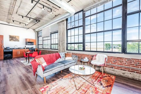 TWO Stunning Industrial Lofts by CozySuites Condominio in Saint Louis