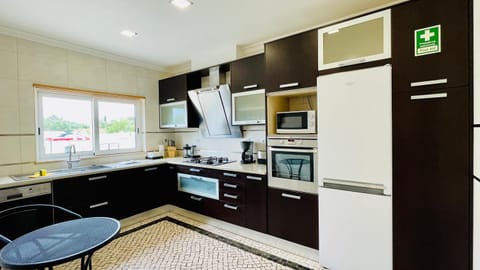 Kitchen or kitchenette, Dining area, dishwasher, minibar, pet friendly, stove, toaster