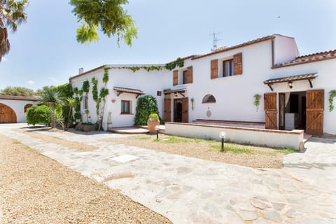 Restored Historic Mansion Paterno with Exclusive Pool, Wifi and AC for 20 people Villa in Alghero