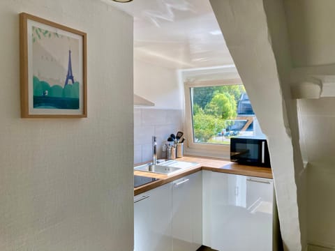 Kitchen or kitchenette, minibar, stove, toaster