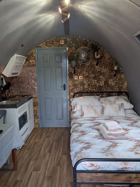 Bed, Kitchen or kitchenette, Photo of the whole room