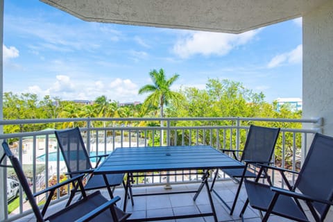 The Barbados -Bright Condo w Pool House in Stock Island