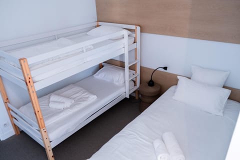 Bedroom, children, young children, bunk bed, towels