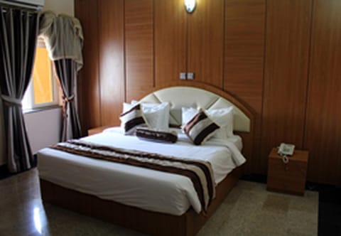 Room in Lodge - Grand Cubana Hotels-alcove Room Bed and Breakfast in Abuja