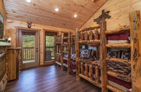 Deer Haven - 5 Bedrooms, 5 Baths, Sleeps 20 cabin Casa in Pigeon Forge