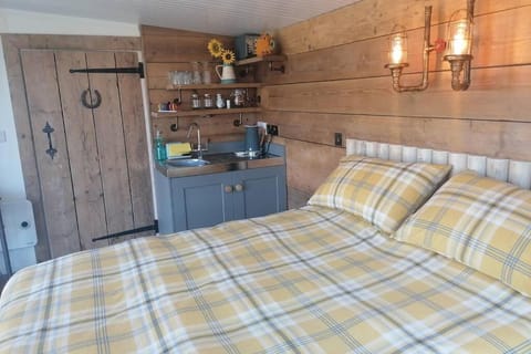 Crown Cabin Wiltshire near Longleat and Bath Apartment in Trowbridge